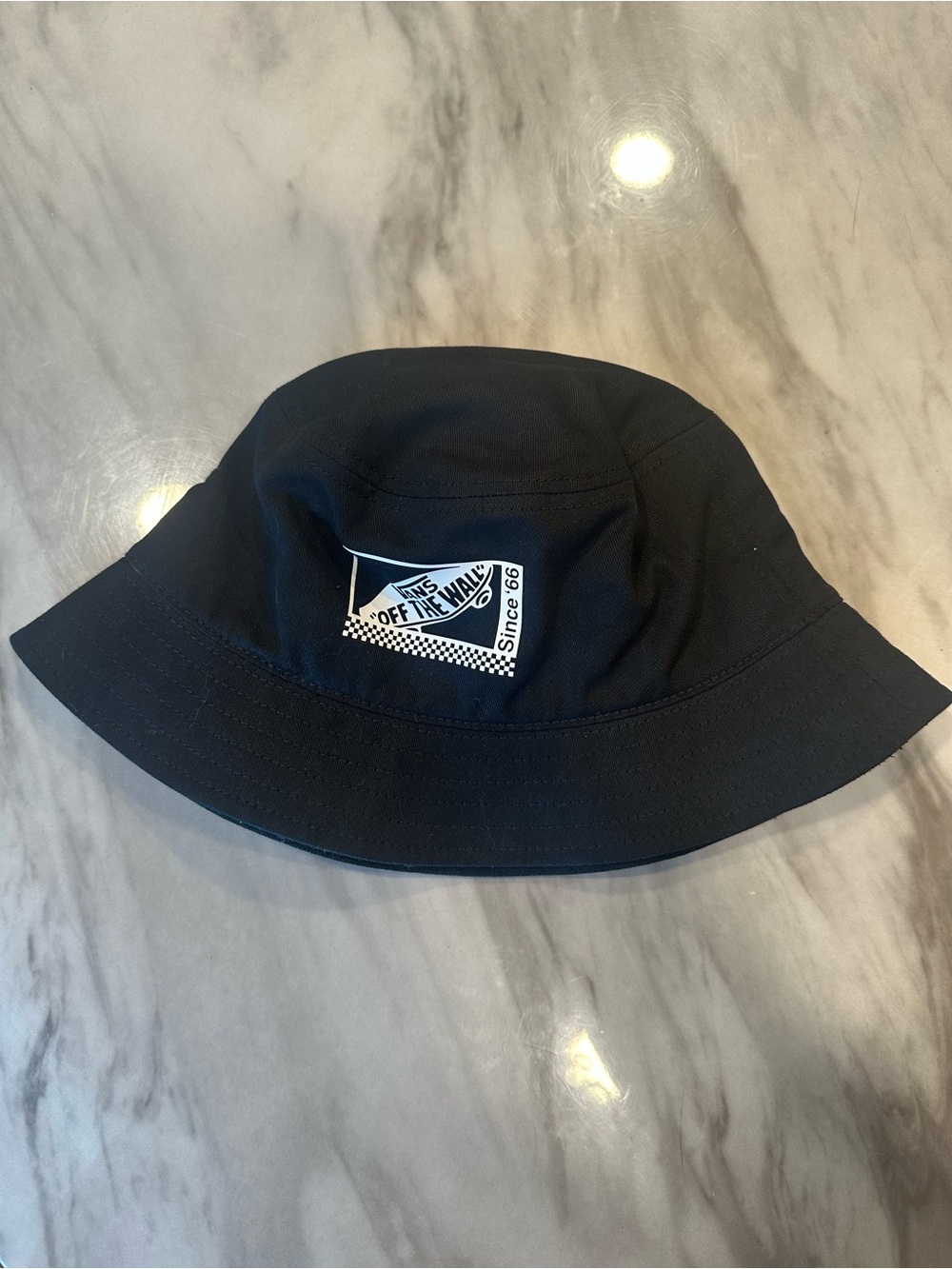 Vans off the wall, black undertone bucket hat